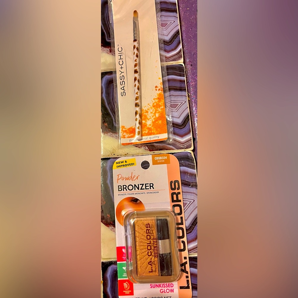 ♦️2/$15 1. Powder Bronzer with Brush (Sunkissed Glow) and 2. Precision Brush